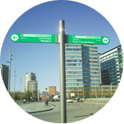 Senyalització direccional en banderola a Barcelona