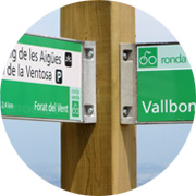 Senyalització direccional en banderola dins de l’àmbit del Parc de Collserola